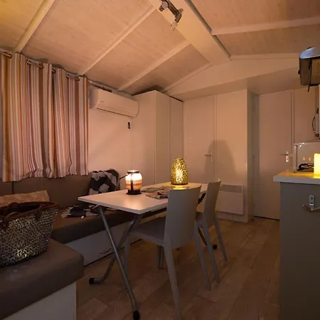 مكان تخييم Mobil-home Cosy Avec Terrasse - 5 Personnes - Api-1-52-822